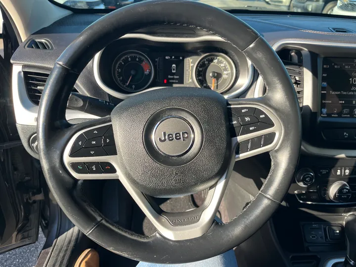 GRAY, 2018 JEEP CHEROKEE Image 37