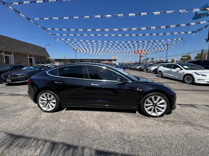 BLACK, 2018 TESLA MODEL 3 LONG RANGE Image 24