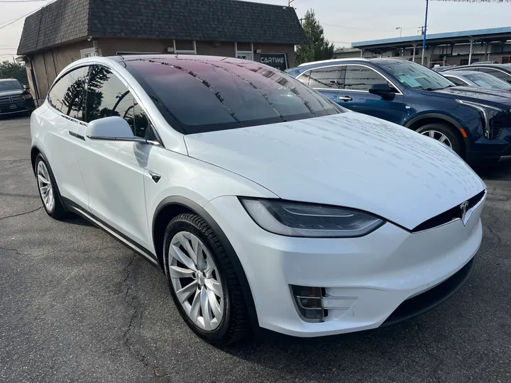 WHITE, 2017 TESLA MODEL X 100D AWD Image 4