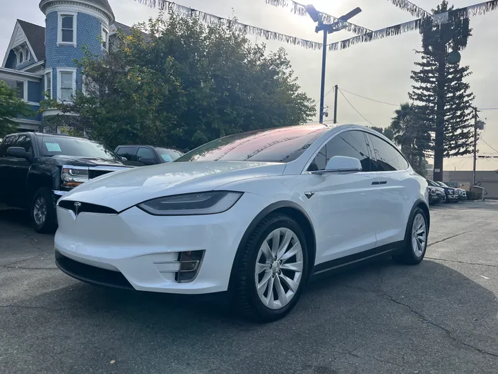 WHITE, 2017 TESLA MODEL X 100D AWD Image 8