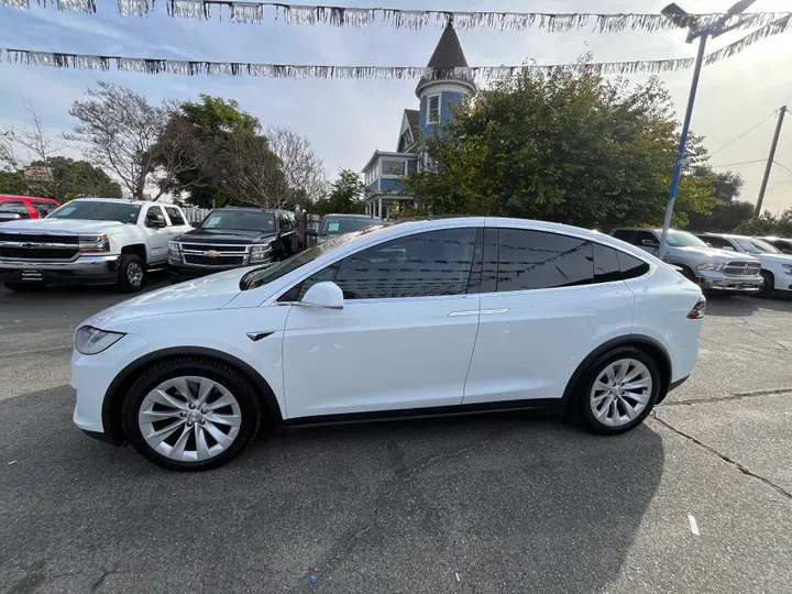 WHITE, 2017 TESLA MODEL X 100D AWD Image 10