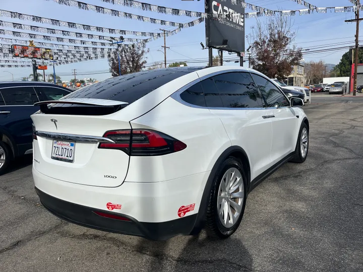 WHITE, 2017 TESLA MODEL X 100D AWD Image 13