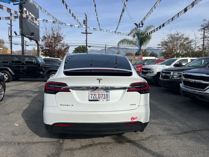 WHITE, 2017 TESLA MODEL X 100D AWD Image 17