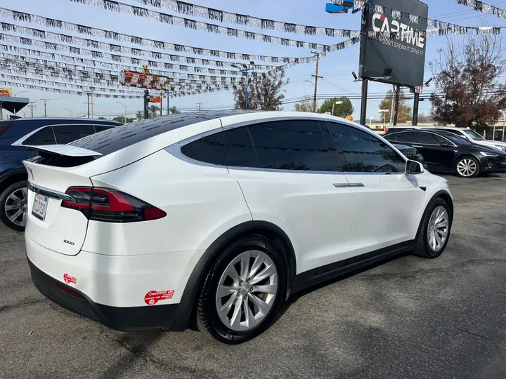 WHITE, 2017 TESLA MODEL X 100D AWD Image 18