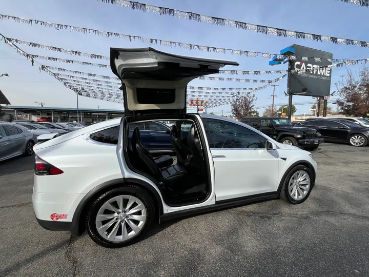 WHITE, 2017 TESLA MODEL X 100D AWD Image 19