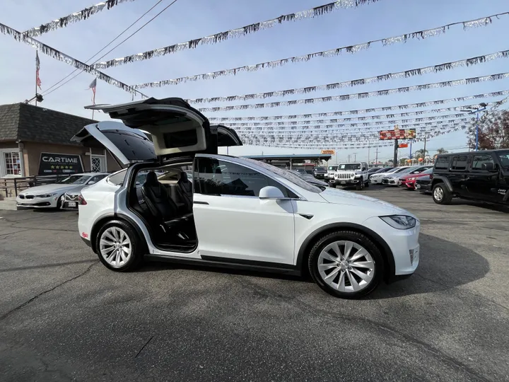 WHITE, 2017 TESLA MODEL X 100D AWD Image 23