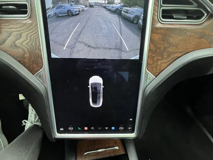 WHITE, 2017 TESLA MODEL X 100D AWD Image 44