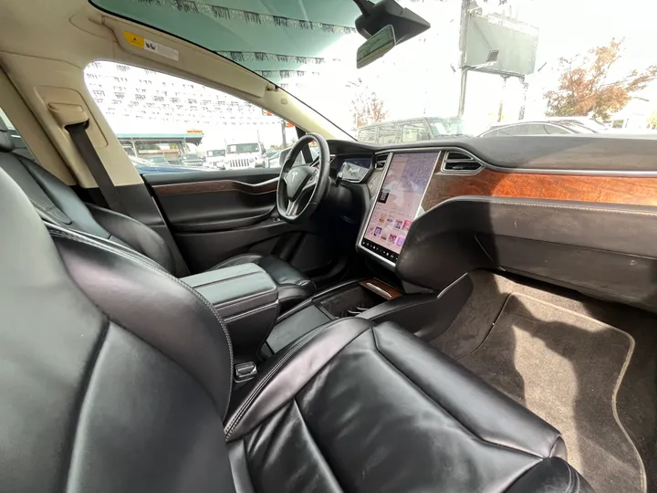 WHITE, 2017 TESLA MODEL X 100D AWD Image 49