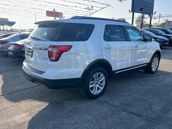 WHITE, 2019 FORD EXPLORER XLT 4WD Image 10