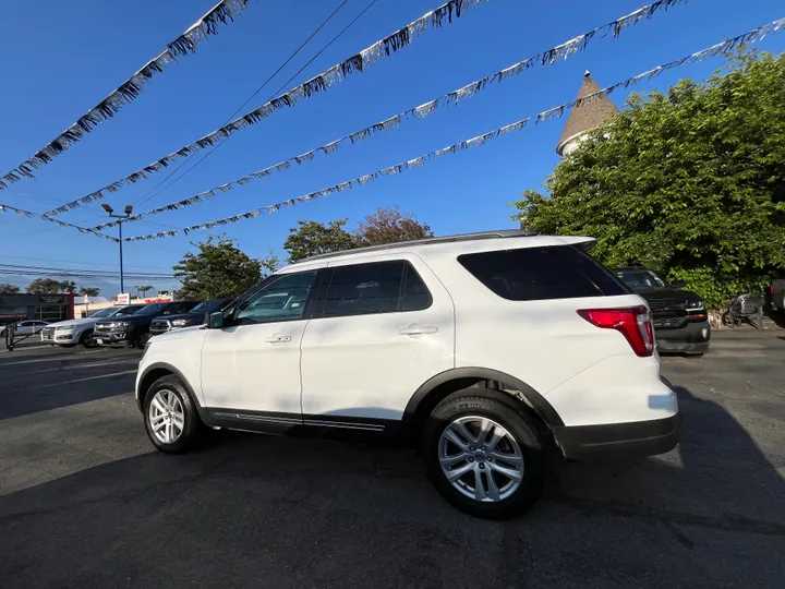 WHITE, 2019 FORD EXPLORER XLT 4WD Image 16