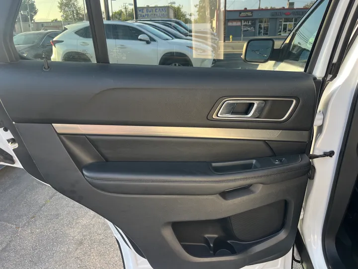 WHITE, 2019 FORD EXPLORER XLT 4WD Image 30