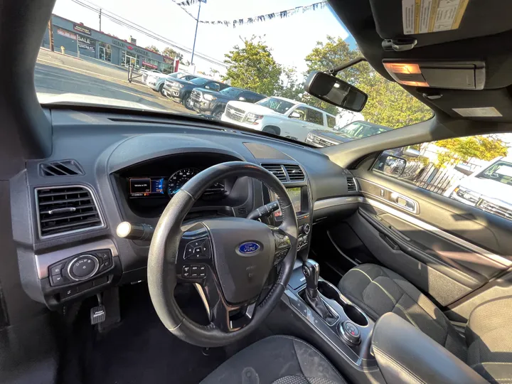 WHITE, 2019 FORD EXPLORER XLT 4WD Image 34