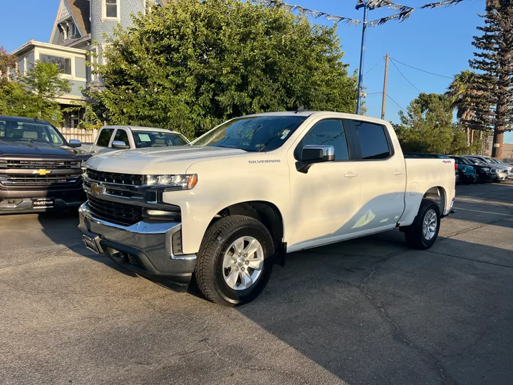 WHITE, 2020 CHEVROLET SILVERADO 1500 CREW CAB LT 4WD Image 2