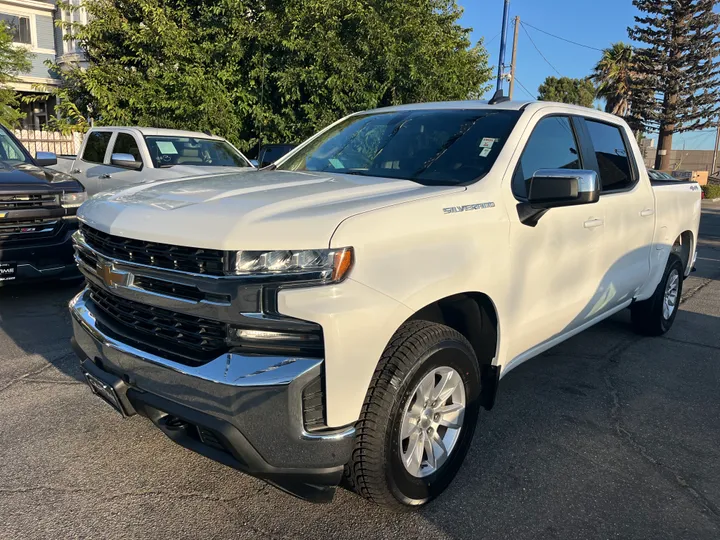 WHITE, 2020 CHEVROLET SILVERADO 1500 CREW CAB LT 4WD Image 4