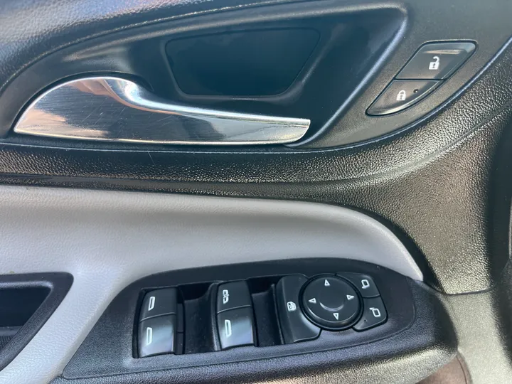 WHITE, 2020 CHEVROLET EQUINOX Image 9