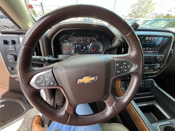 WHITE, 2017 CHEVROLET SILVERADO 1500 CREW CAB Z71 LTZ 4WD Image 43