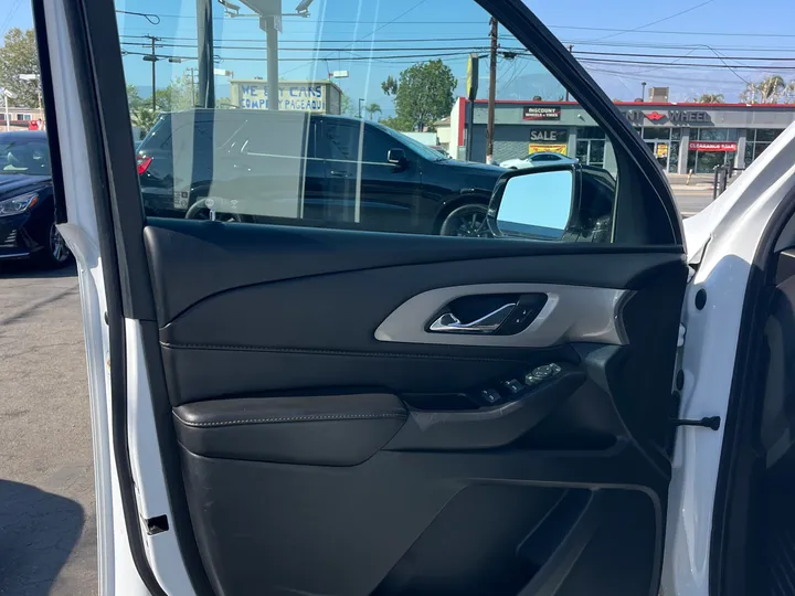 WHITE, 2020 CHEVROLET TRAVERSE Image 12