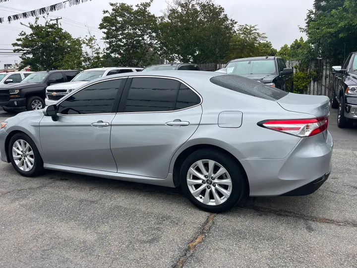 SILVER, 2020 TOYOTA CAMRY Image 17