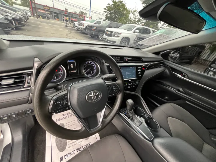 SILVER, 2020 TOYOTA CAMRY Image 30