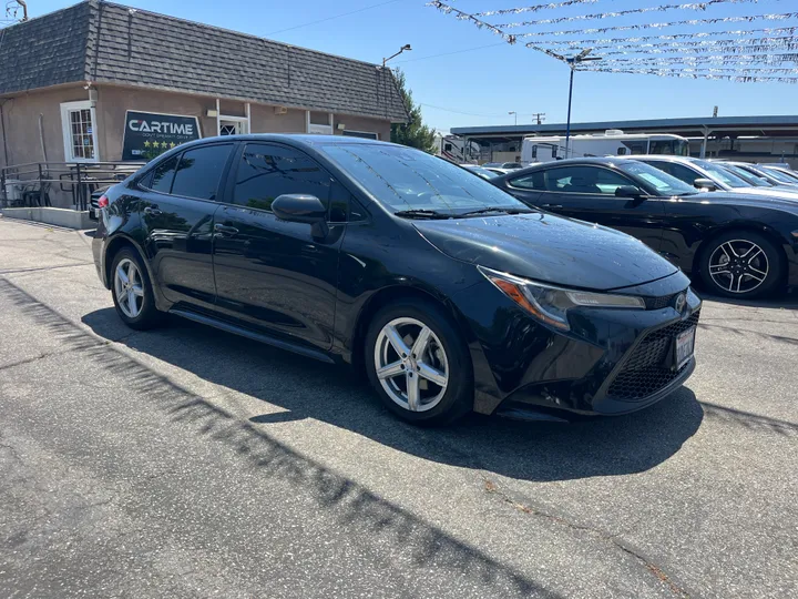 BLACK, 2020 TOYOTA COROLLA LE Image 2