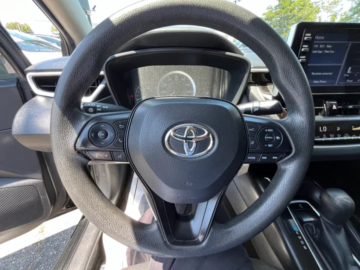 BLACK, 2020 TOYOTA COROLLA LE Image 38