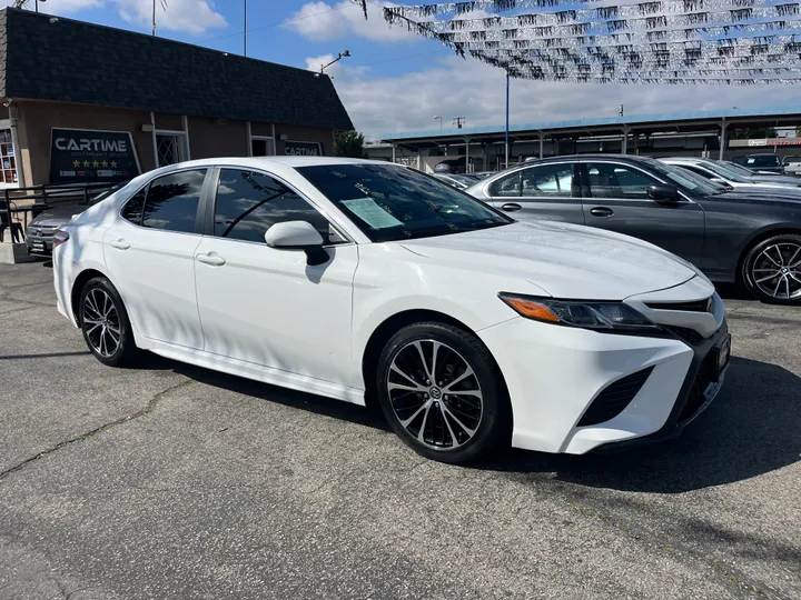 WHITE, 2018 TOYOTA CAMRY Image 2