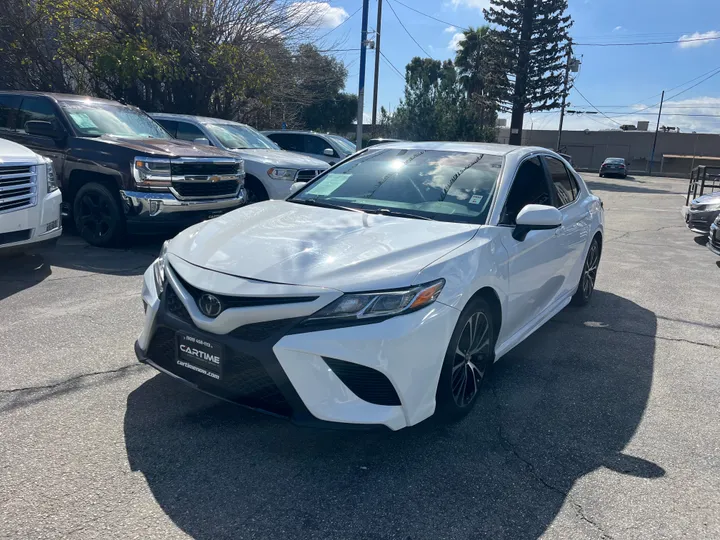 WHITE, 2018 TOYOTA CAMRY Image 6