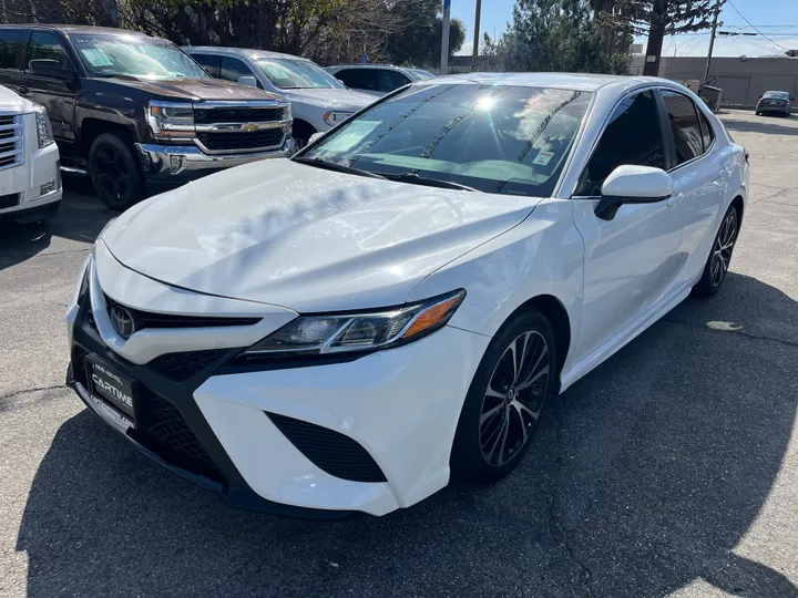 WHITE, 2018 TOYOTA CAMRY Image 9