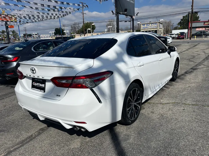 WHITE, 2018 TOYOTA CAMRY Image 13