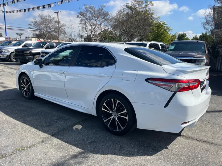 WHITE, 2018 TOYOTA CAMRY Image 15