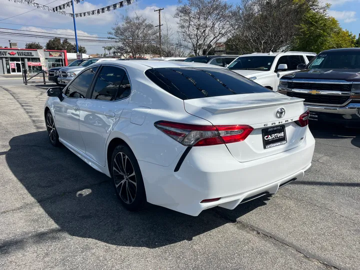 WHITE, 2018 TOYOTA CAMRY Image 16