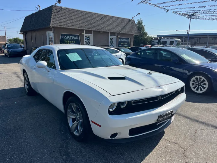 WHITE, 2019 DODGE CHALLENGER SXT Image 4