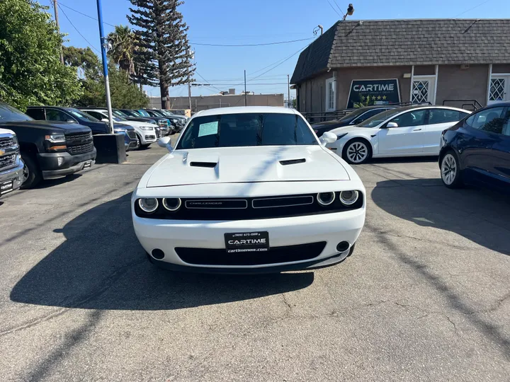 WHITE, 2019 DODGE CHALLENGER SXT Image 5