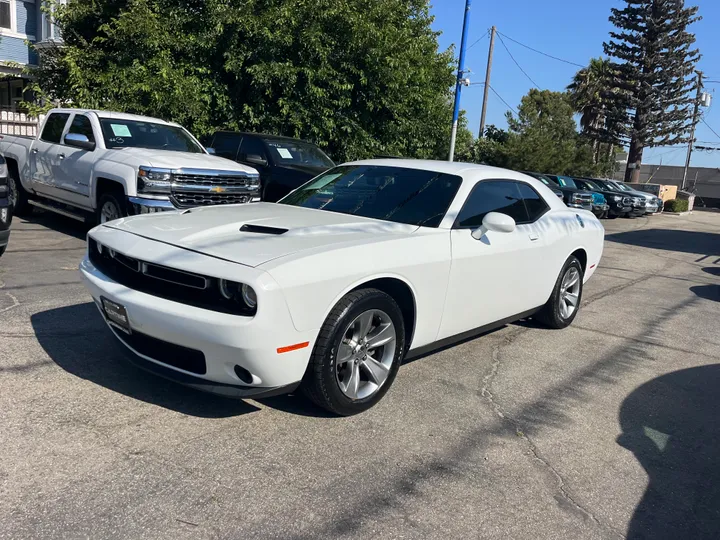 WHITE, 2019 DODGE CHALLENGER SXT Image 9