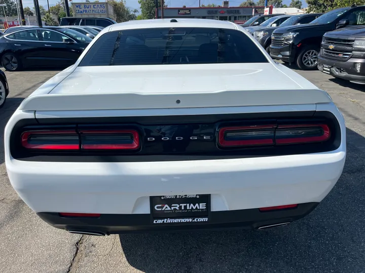 WHITE, 2019 DODGE CHALLENGER SXT Image 18