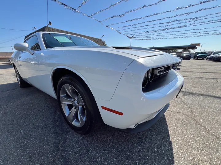 WHITE, 2019 DODGE CHALLENGER SXT Image 20