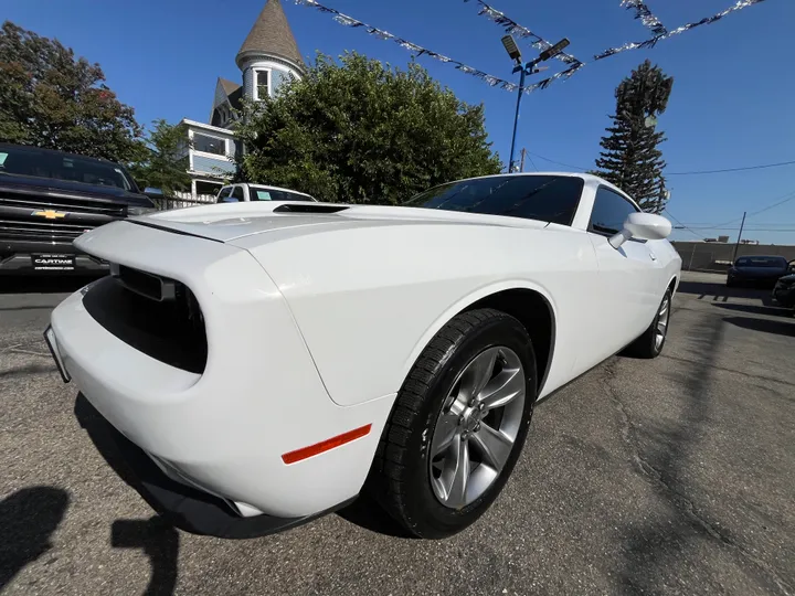 WHITE, 2019 DODGE CHALLENGER SXT Image 21