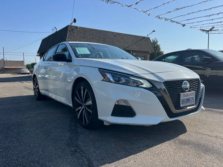 WHITE, 2021 NISSAN ALTIMA SR Image 3