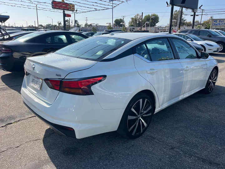 WHITE, 2021 NISSAN ALTIMA SR Image 10