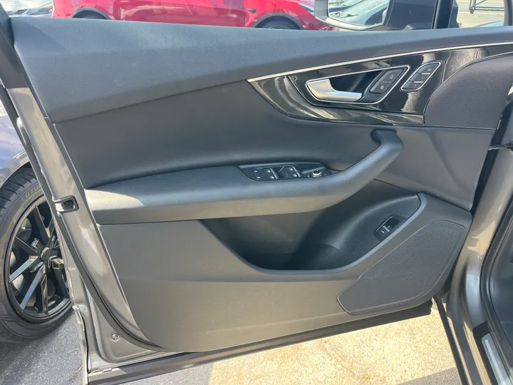GRAY, 2017 AUDI Q7 Image 37