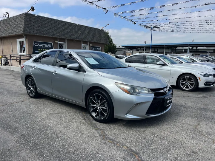 SILVER, 2015 TOYOTA CAMRY XSE Image 2