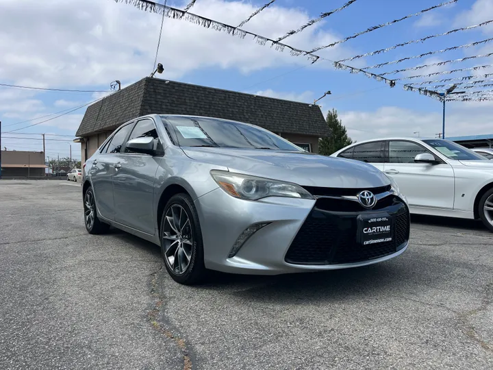 SILVER, 2015 TOYOTA CAMRY XSE Image 3