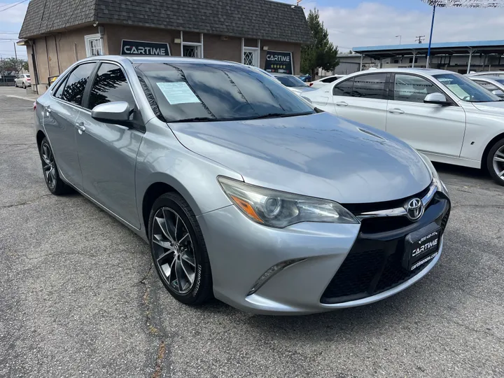 SILVER, 2015 TOYOTA CAMRY XSE Image 4