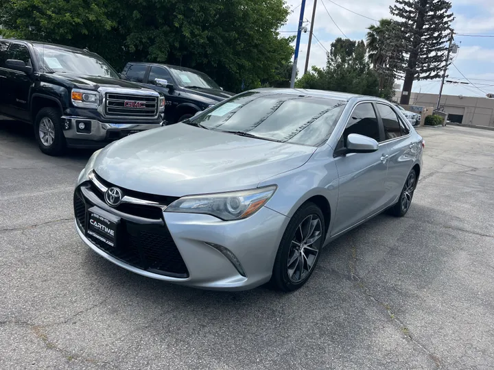 SILVER, 2015 TOYOTA CAMRY XSE Image 6