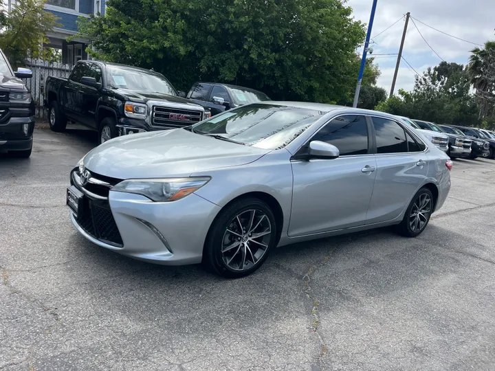 SILVER, 2015 TOYOTA CAMRY XSE Image 9