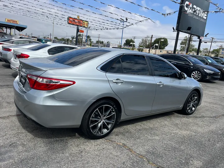 SILVER, 2015 TOYOTA CAMRY XSE Image 10