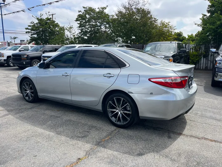 SILVER, 2015 TOYOTA CAMRY XSE Image 13