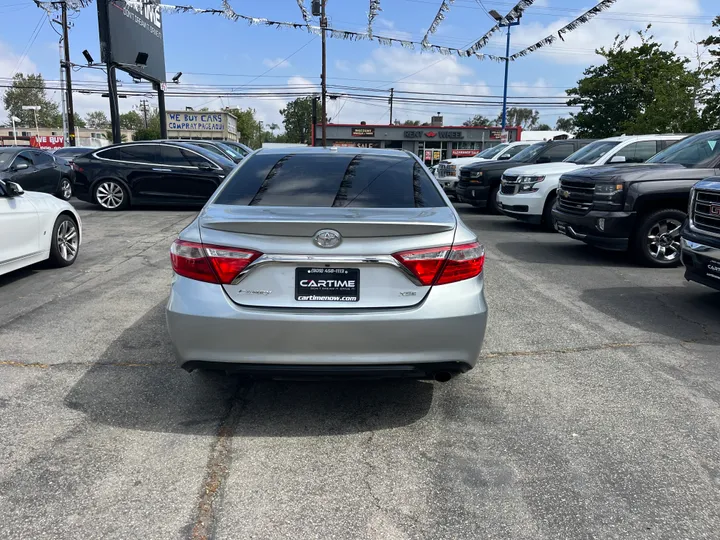 SILVER, 2015 TOYOTA CAMRY XSE Image 15