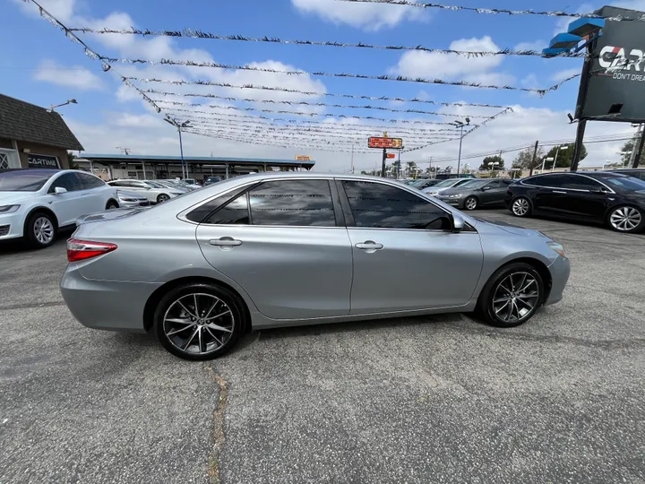 SILVER, 2015 TOYOTA CAMRY XSE Image 17