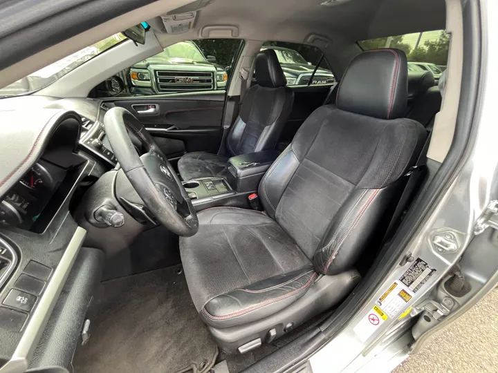 SILVER, 2015 TOYOTA CAMRY XSE Image 28